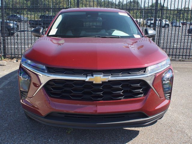 Used 2025 Chevrolet Trax - photo 2