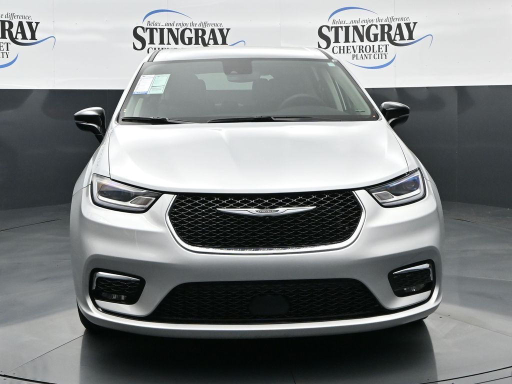 Used 2024 Chrysler Pacifica - photo 2