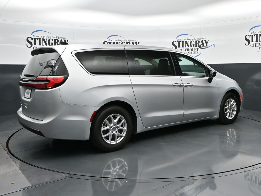 Used 2024 Chrysler Pacifica - photo 11