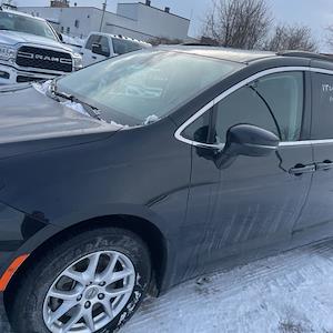 Used 2022 Chrysler Pacifica - photo 1