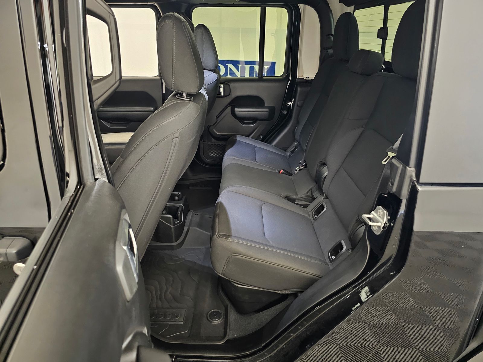 Used 2022 Jeep Gladiator - photo 23