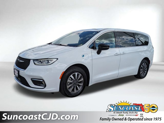 Used 2024 Chrysler Pacifica - photo 1
