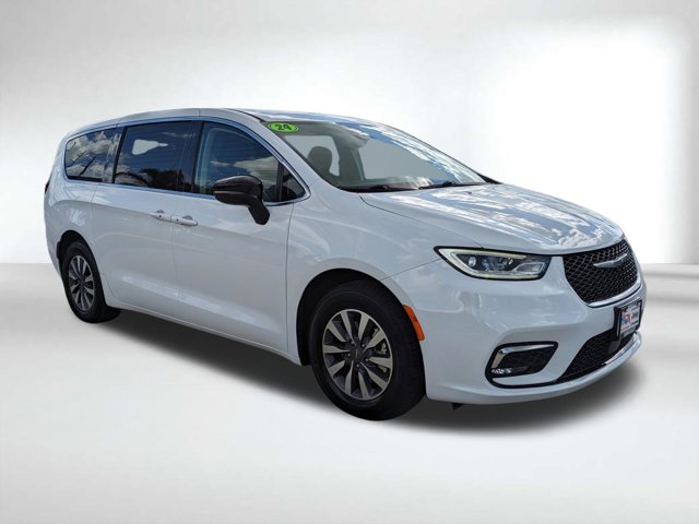 Used 2024 Chrysler Pacifica - photo 2
