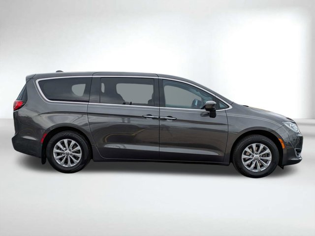 Used 2018 Chrysler Pacifica - photo 2