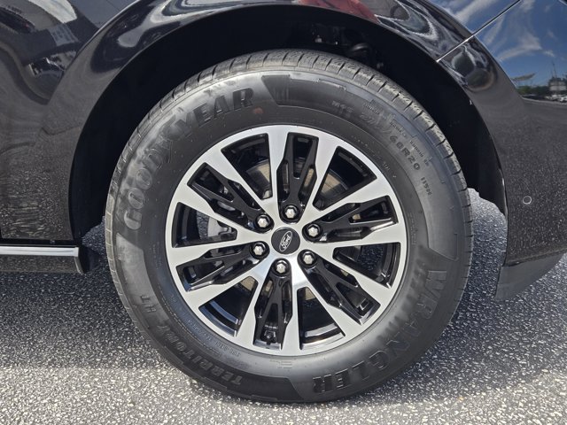 Used 2025 Ford Expedition - photo 6