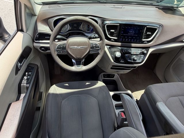 Used 2017 Chrysler Pacifica - photo 2
