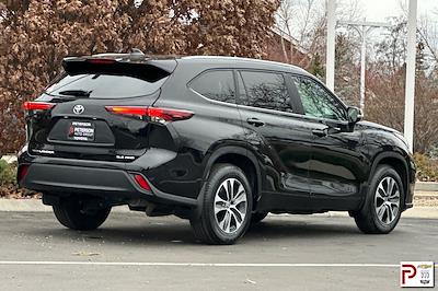 Used 2024 Toyota Highlander XLE for sale #325547 - photo 2