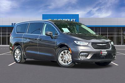 Used 2023 Chrysler Pacifica AWD Minivan for sale #326273 - photo 2