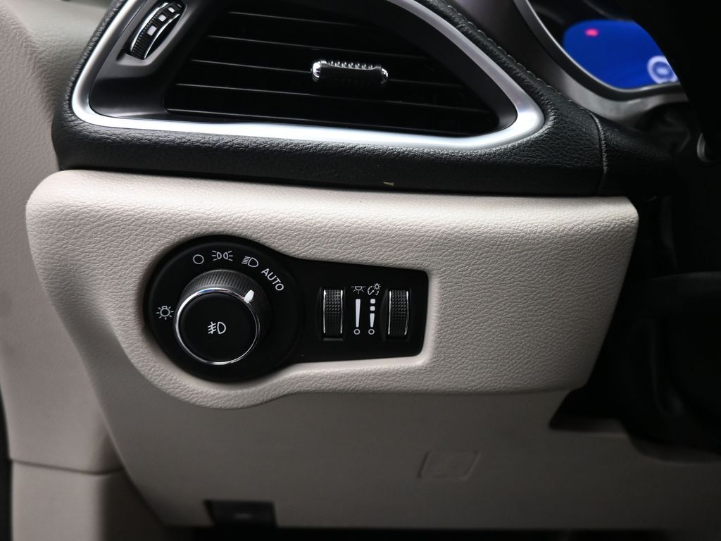 Used 2018 Chrysler Pacifica - photo 14