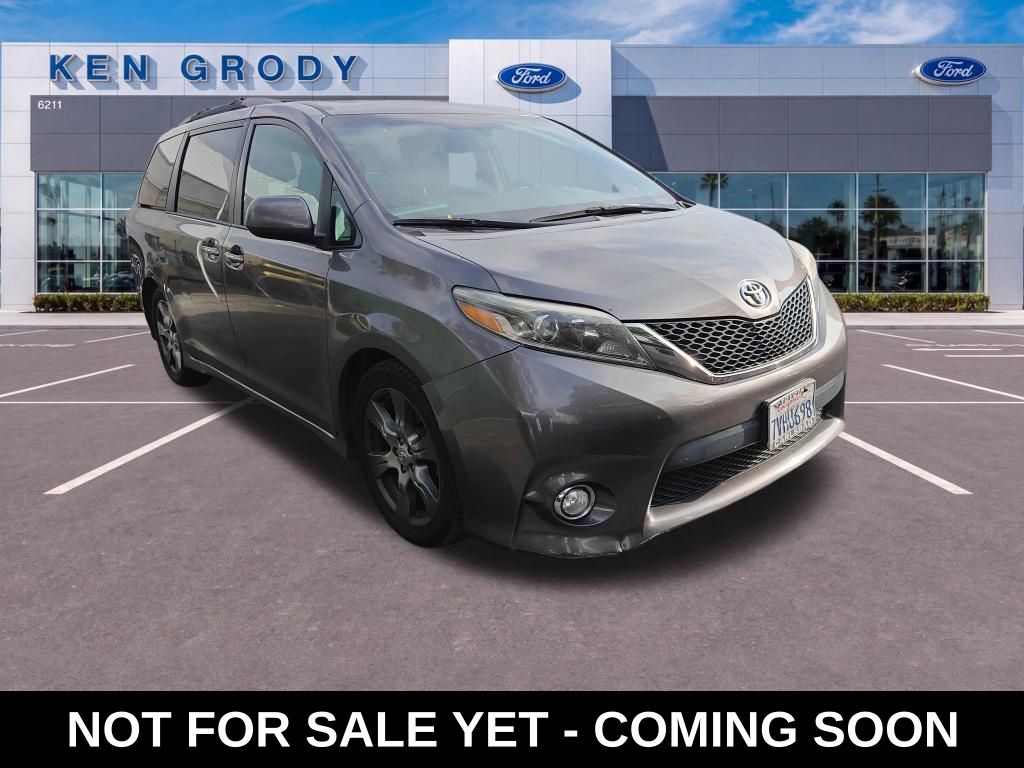 Used 2017 Toyota Sienna - photo 1