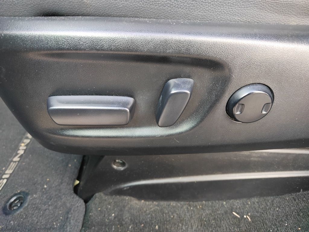 Used 2017 Toyota Sienna - photo 10