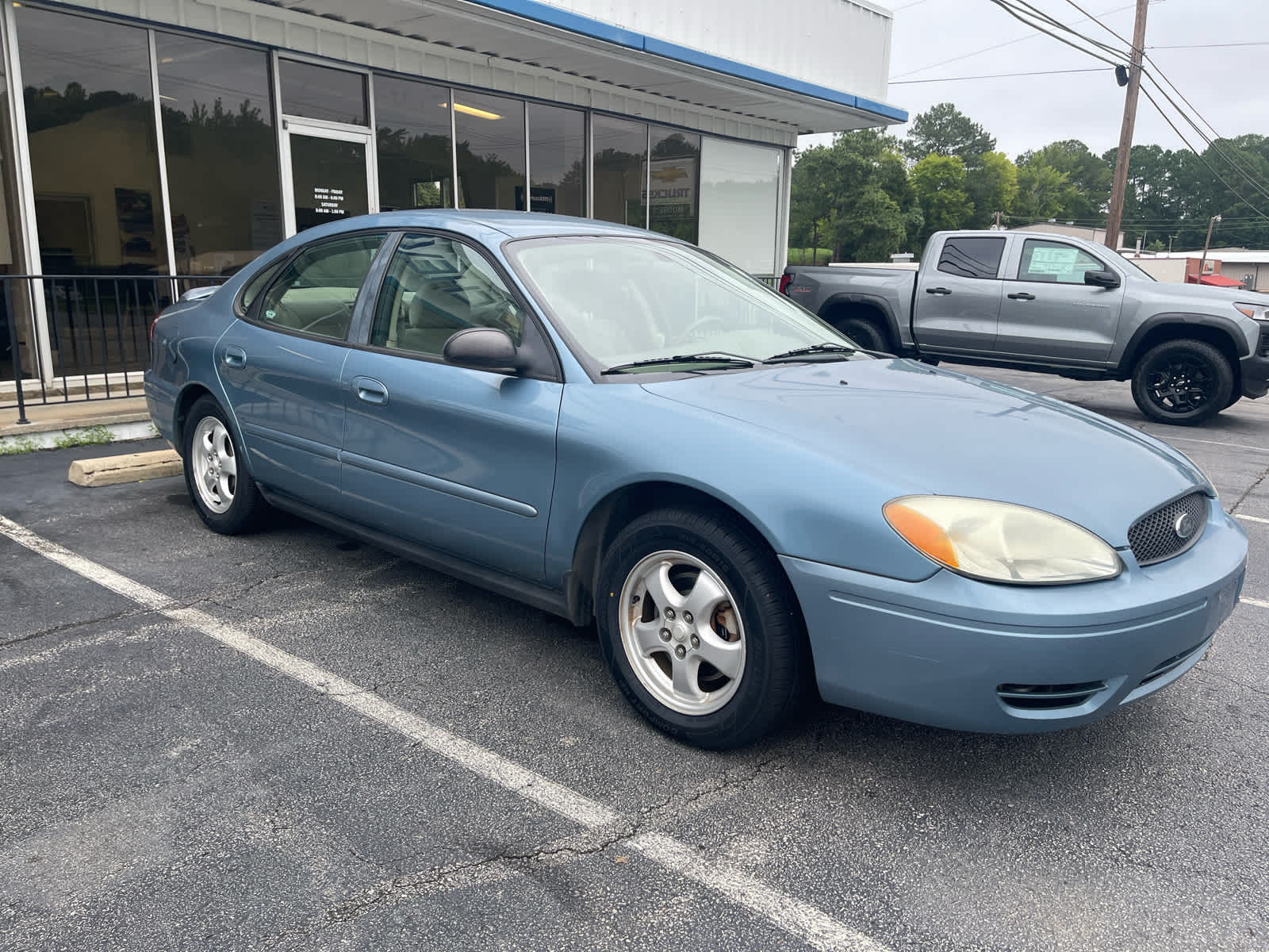 Used 2005 Ford Taurus - photo 2