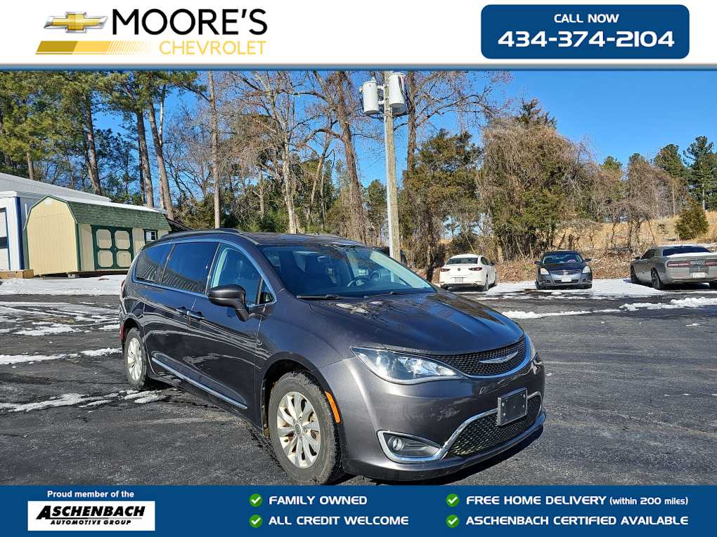 Used 2017 Chrysler Pacifica Touring L Minivan - photo 1