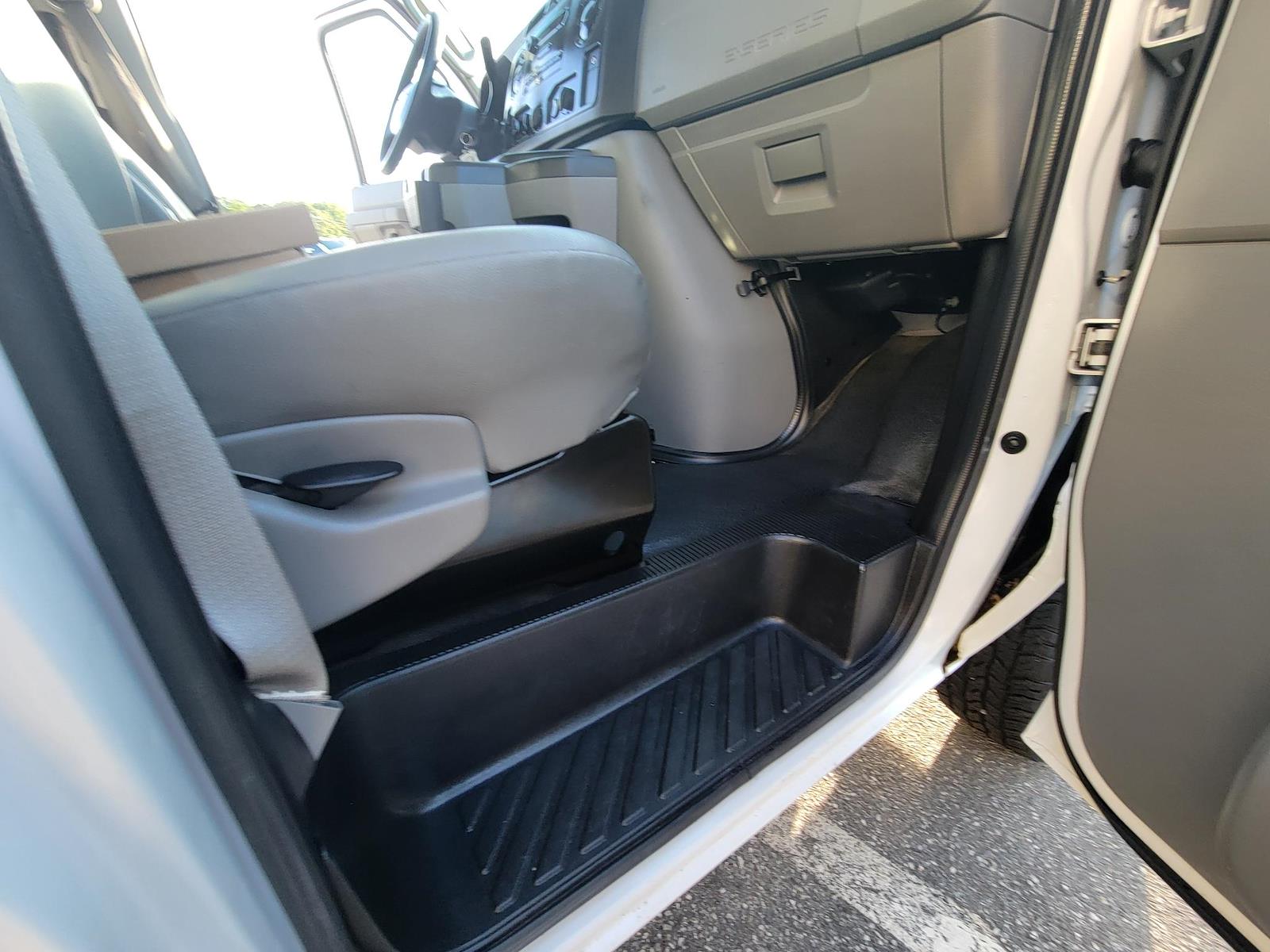 Used 2014 Ford E-150 - photo 38