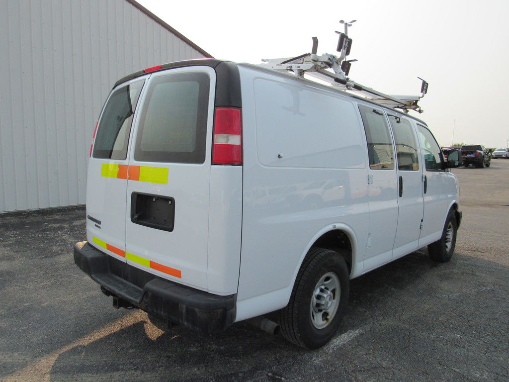 Used 2015 Chevrolet Express 2500 - photo 2