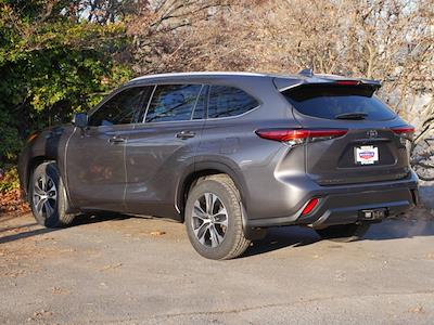 Used 2022 Toyota Highlander XLE for sale #2500798A - photo 2
