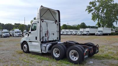 Used 2018 Freightliner Cascadia Detroit Diesel DD15 Semi Truck for sale #750154 - photo 2