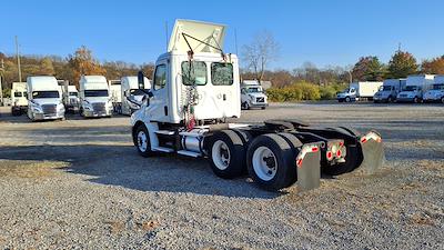 Used 2019 Freightliner Cascadia Detroit DD13 Semi Truck for sale #821725 - photo 2