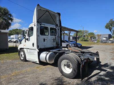 Used 2016 Freightliner Cascadia Cummins ISX Semi Truck for sale #648991 - photo 2