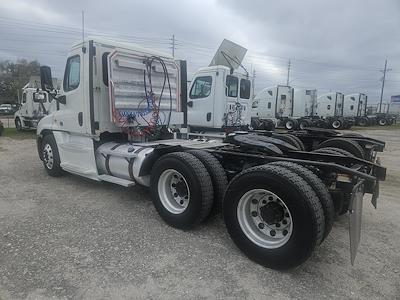 Used 2018 Freightliner Cascadia Detroit Diesel DD15 Semi Truck for sale #769907 - photo 2