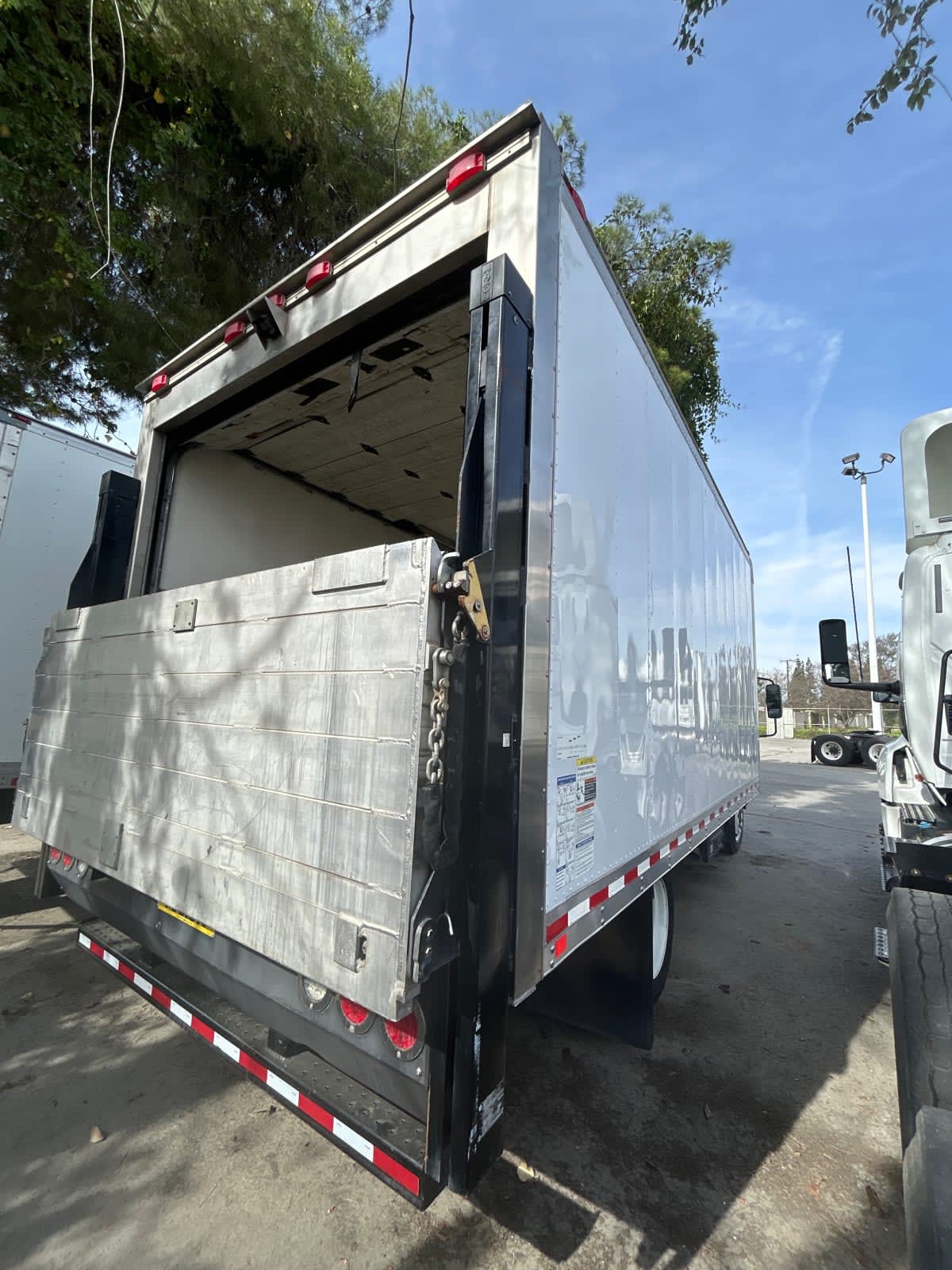 Used 2018 Isuzu NRR - photo 2