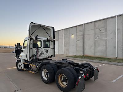 Used 2017 Freightliner Cascadia Detroit DD13 Semi Truck for sale #665078 - photo 2