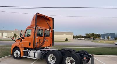 Used 2019 Freightliner Cascadia Detroit Diesel DD15 Semi Truck for sale #805946 - photo 2
