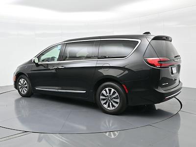 Used 2023 Chrysler Pacifica Limited Minivan for sale #202555R - photo 2
