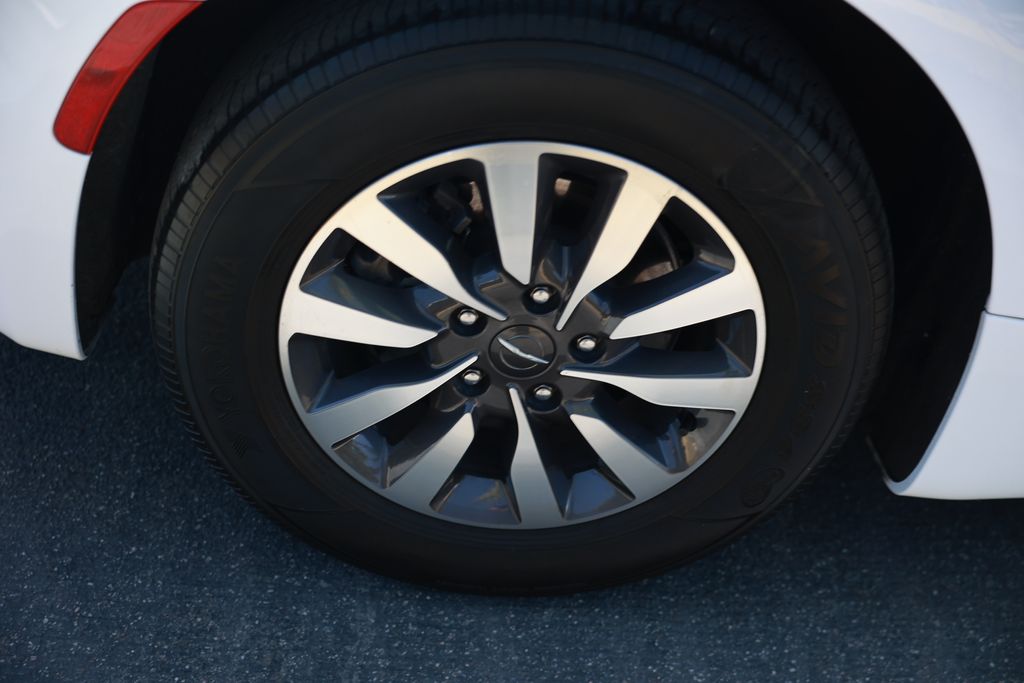 Used 2024 Chrysler Pacifica - photo 28