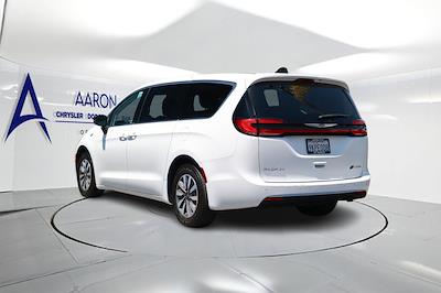 Used 2024 Chrysler Pacifica - photo 2
