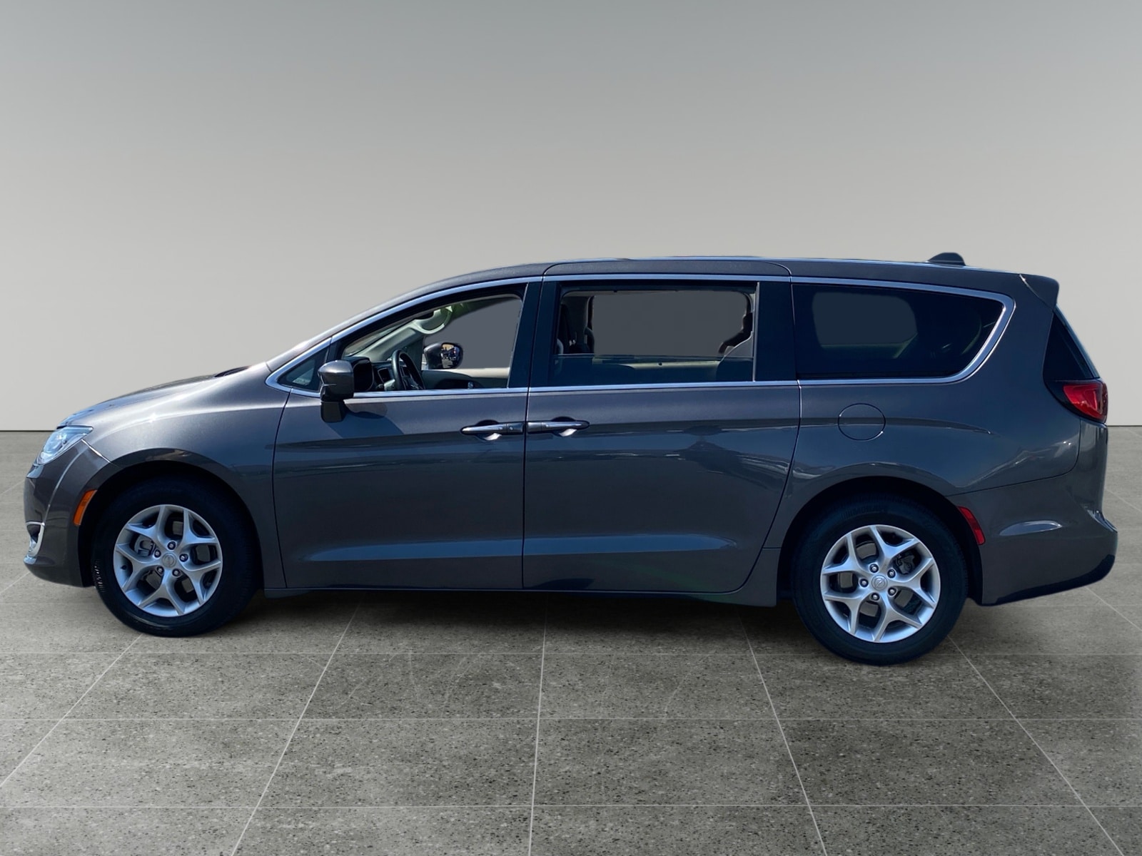 Used 2019 Chrysler Pacifica Touring Plus Minivan - photo 2