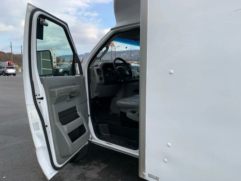 Used 2013 Ford E-450 - photo 9