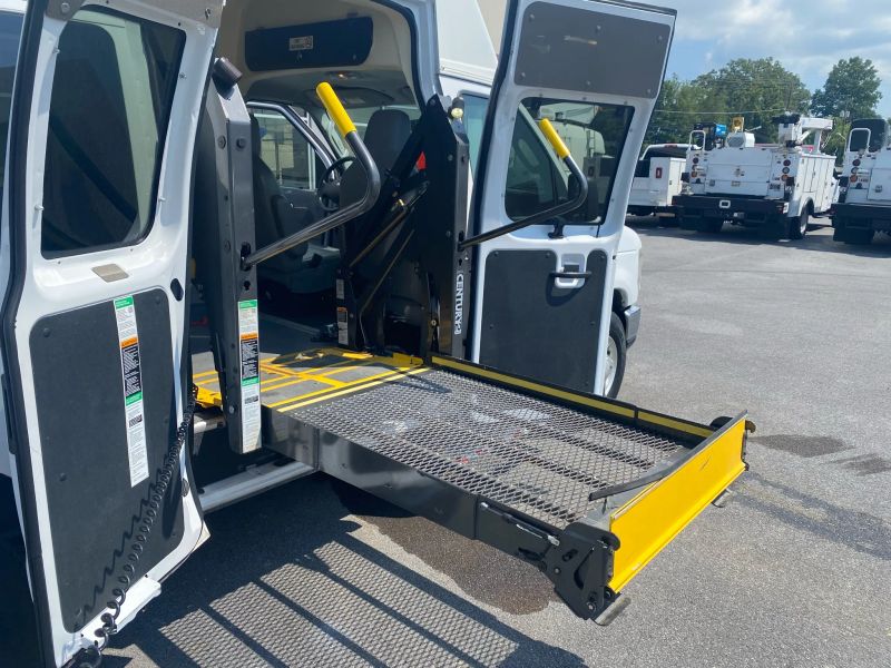 Used 2013 Ford E-350 - photo 27