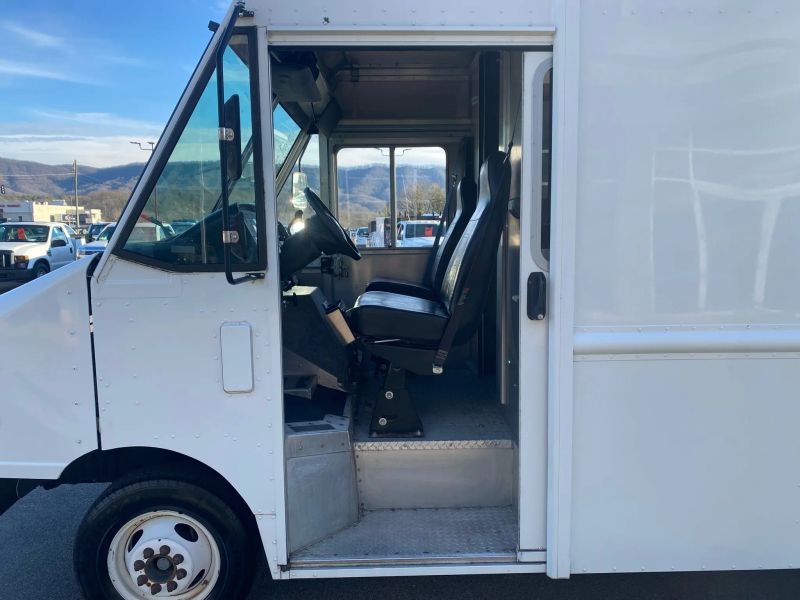 Used 2012 Ford E-350 - photo 9