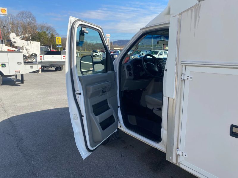 Used 2015 Ford E-350 - photo 9