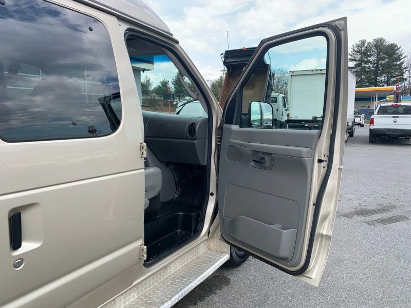 Used 2007 Ford E-350 - photo 24