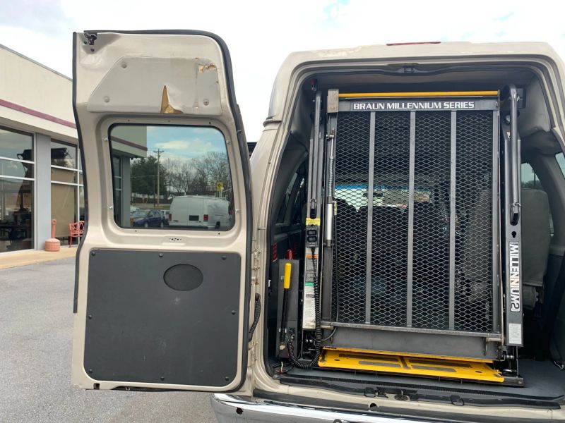 Used 2007 Ford E-350 - photo 35