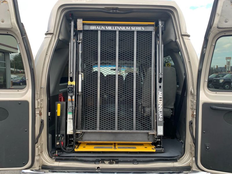 Used 2007 Ford E-350 - photo 36
