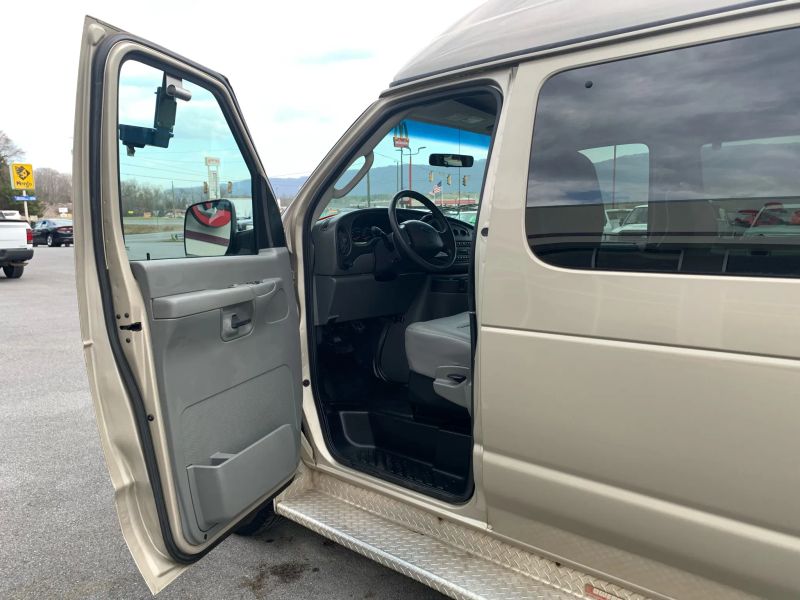 Used 2007 Ford E-350 - photo 11