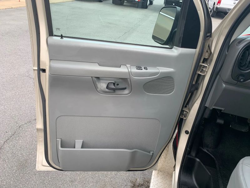 Used 2007 Ford E-350 - photo 12