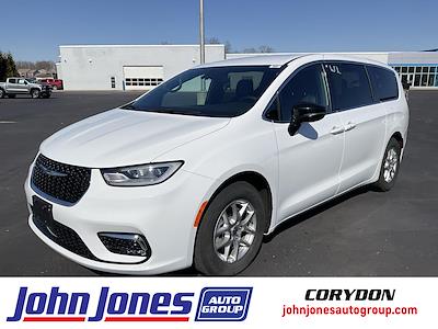 Used 2025 Chrysler Pacifica - photo 1