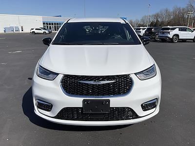 Used 2025 Chrysler Pacifica - photo 1