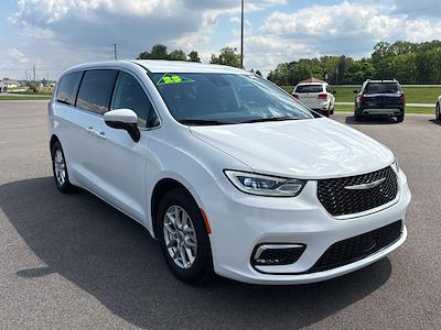 Used 2023 Chrysler Pacifica - photo 2