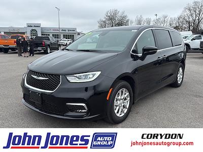Used 2025 Chrysler Pacifica - photo 1