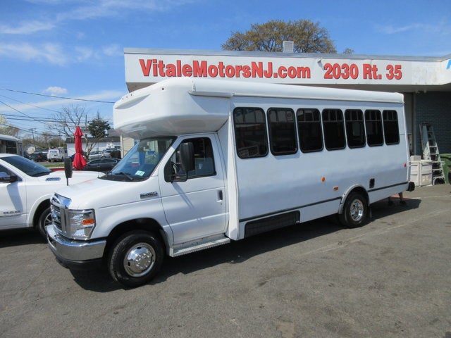 Used 2017 Ford E-450 - photo 1
