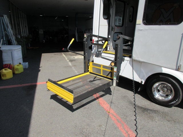 Used 2013 Ford E-450 - photo 34