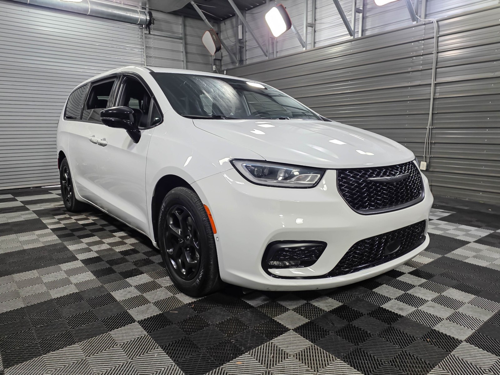 Used 2024 Chrysler Pacifica - photo 6