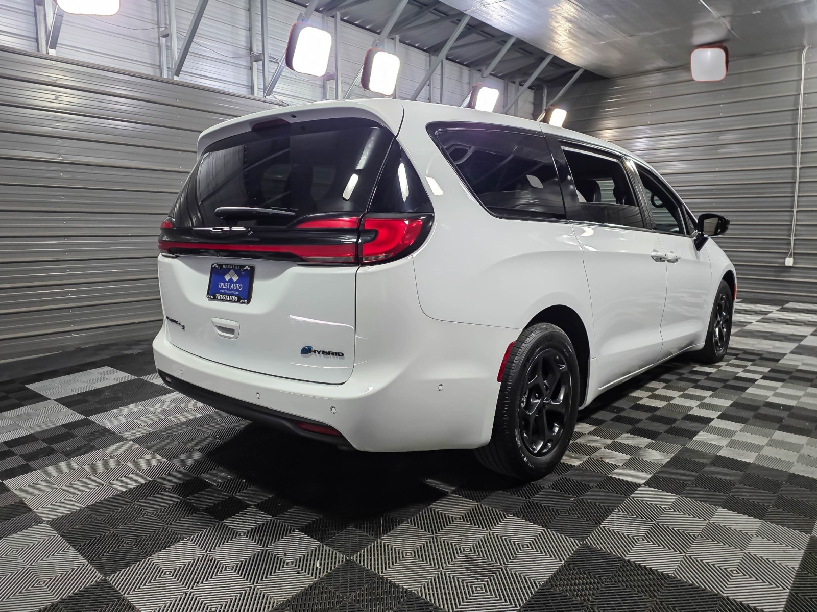 Used 2024 Chrysler Pacifica - photo 7