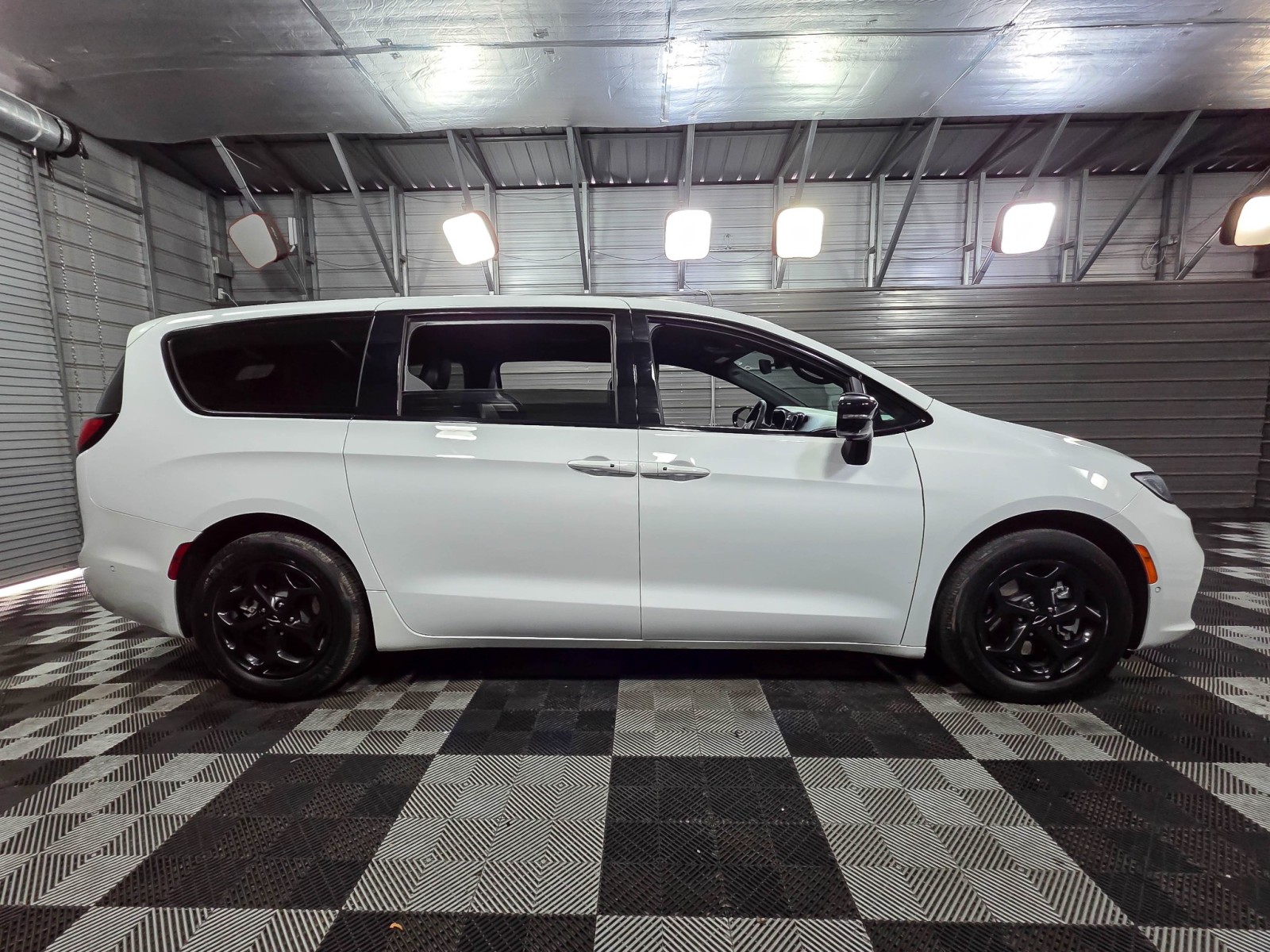 Used 2024 Chrysler Pacifica - photo 11