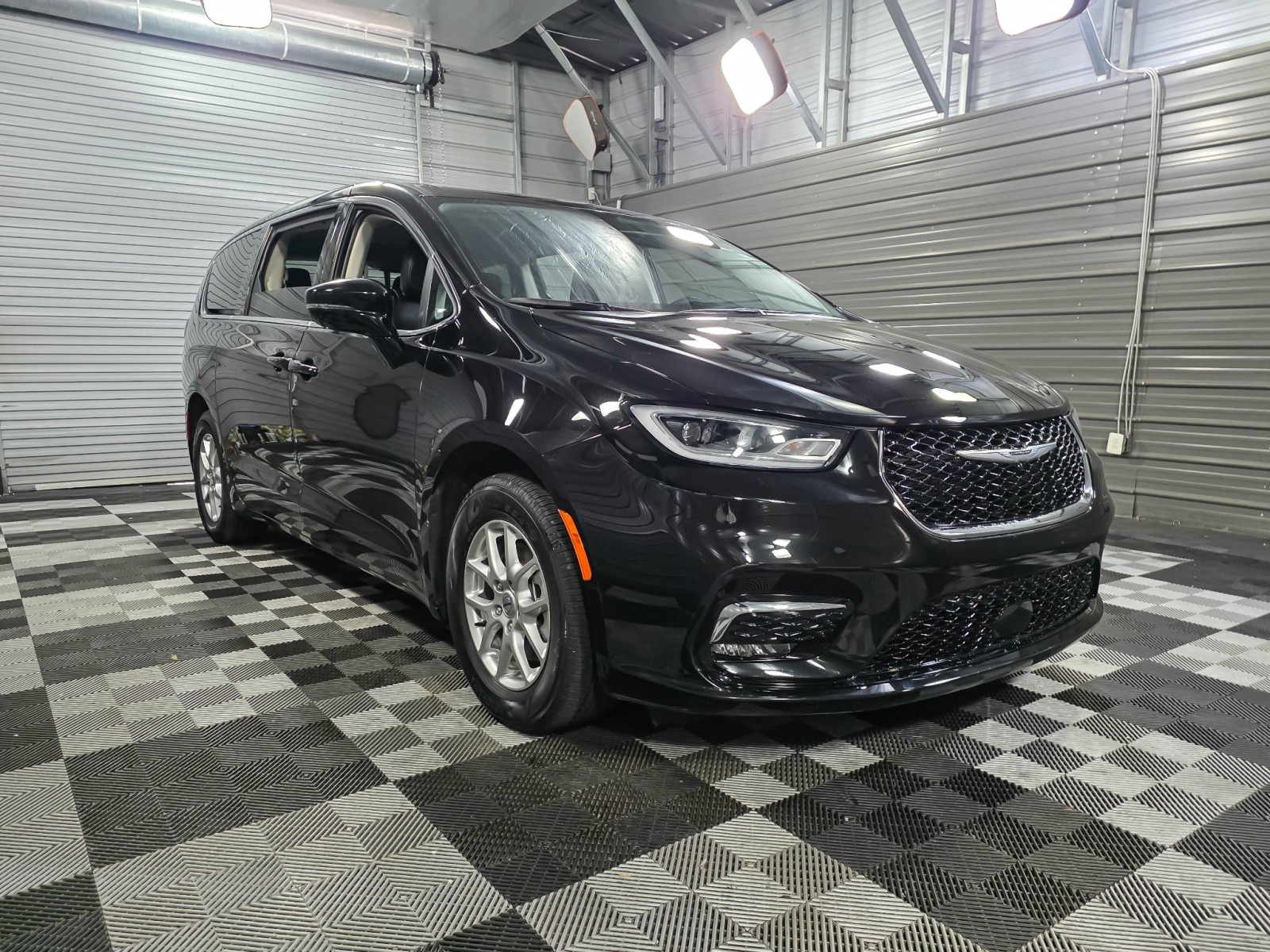 Used 2024 Chrysler Pacifica - photo 6